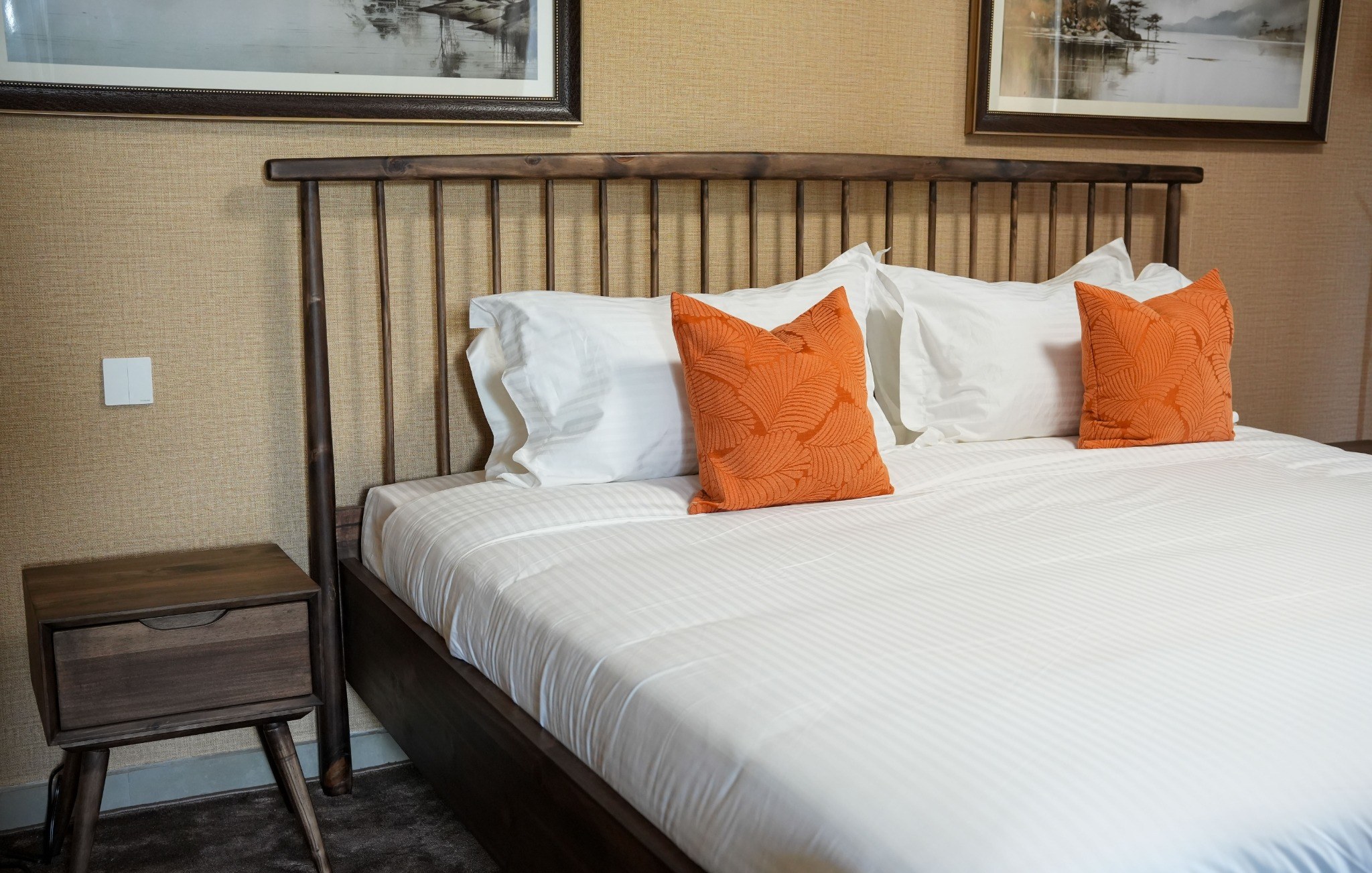 Spindle-Headboard Bed thumbnail 2